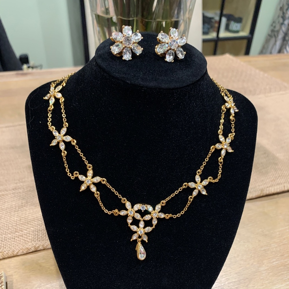 Gorgeous vintage Monet necklace and earrings set